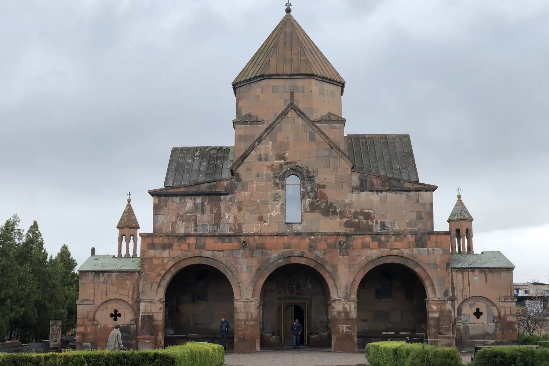 Eçmiadzin Katedrali, Azize Hripsime, Azize Gayane ve Zvartnots